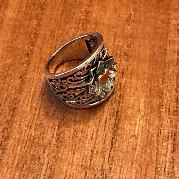 Sterling Silver plated floral Ring, with gold plated heart, size 7 BN - Picture 2 of 3